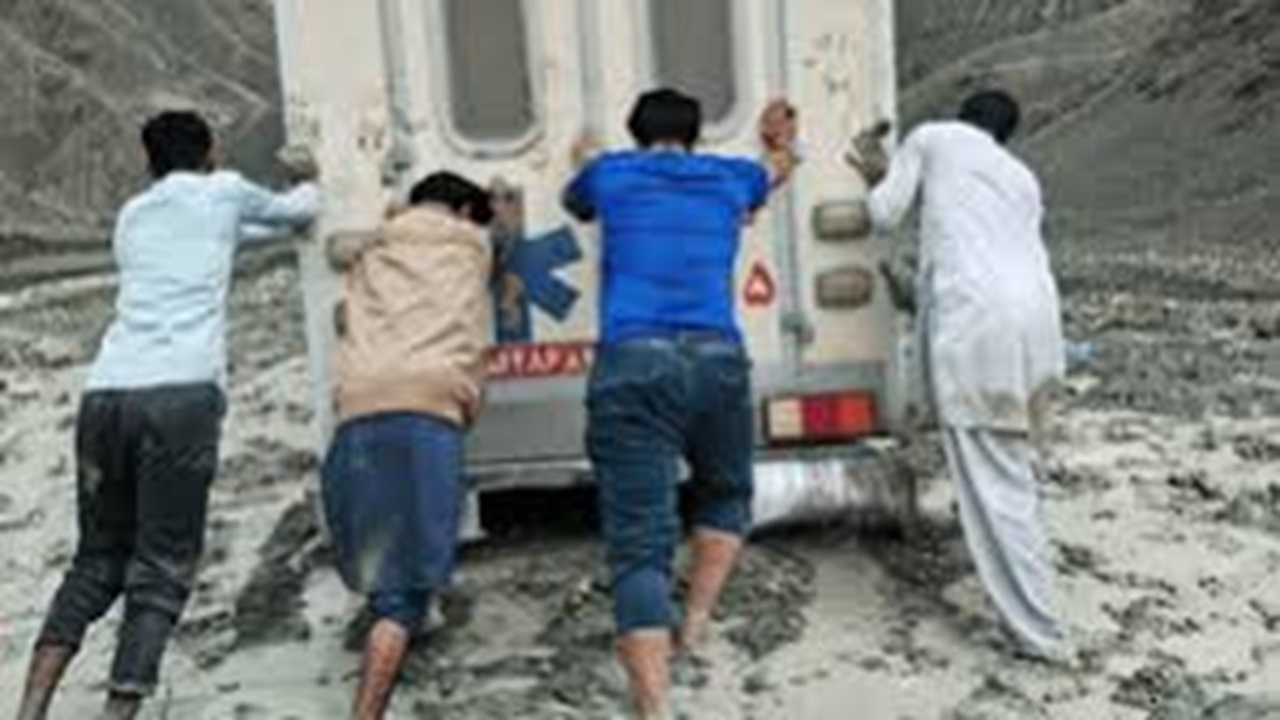 نجات زن بشاگردی پس از ۶ ساعت تلاش اورژانس در سیل + فیلم