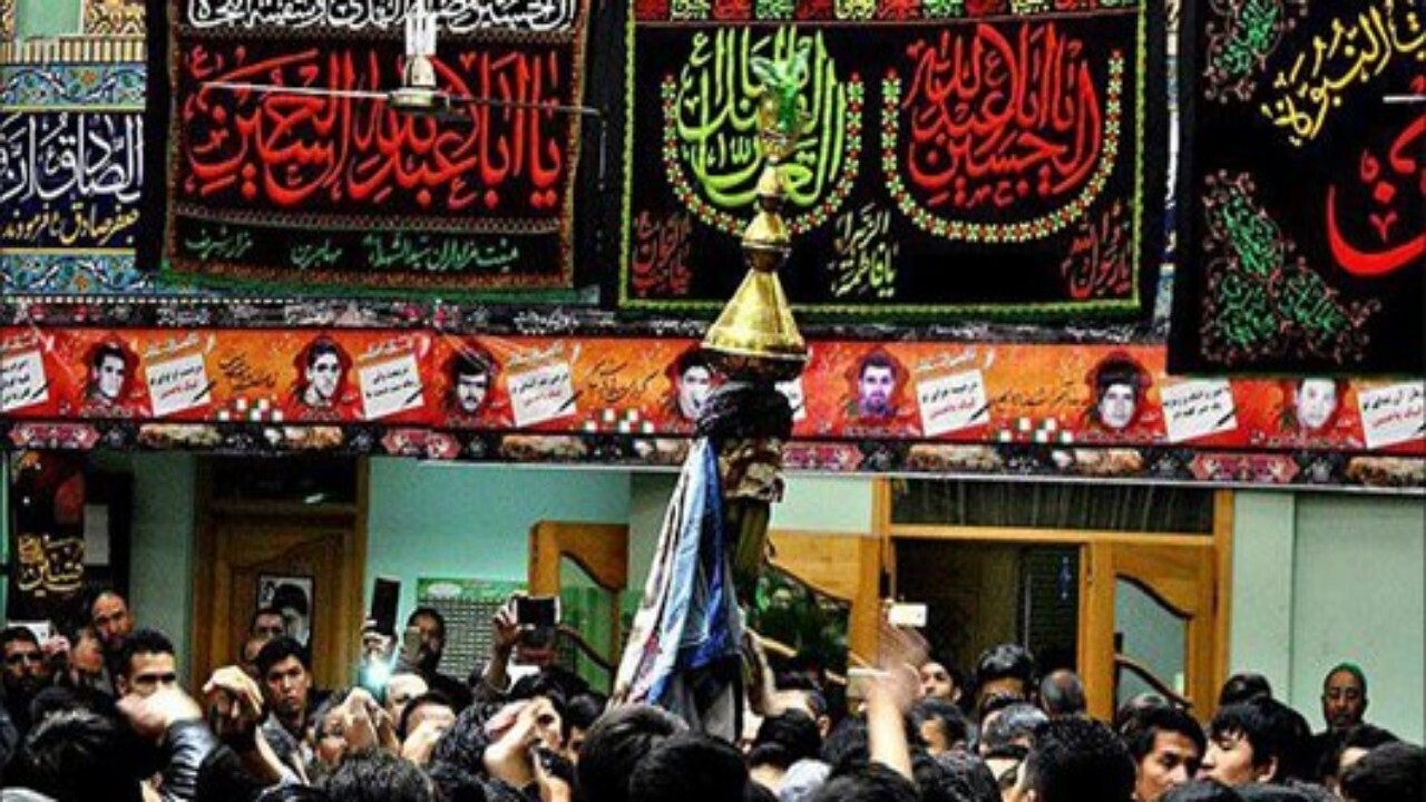 مراسم علم کشی برگزار شد؛ مهاجرین در عزای حسینی + فیلم