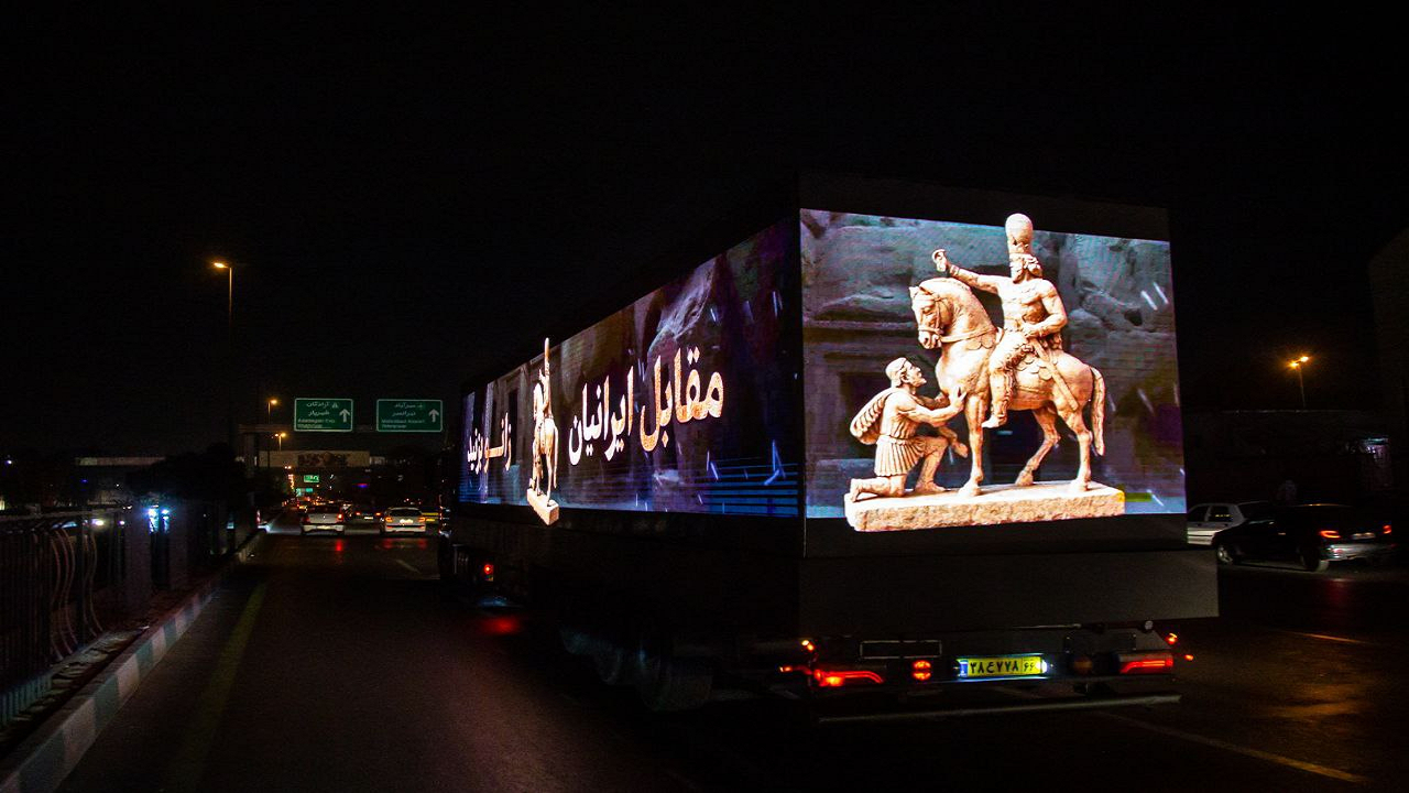 کمپین «مقابل ایرانیان زانو بزنید»؛ روایت اقتدار ایرانی با رونمایی از مجسمه «والرین» در میدان انقلاب