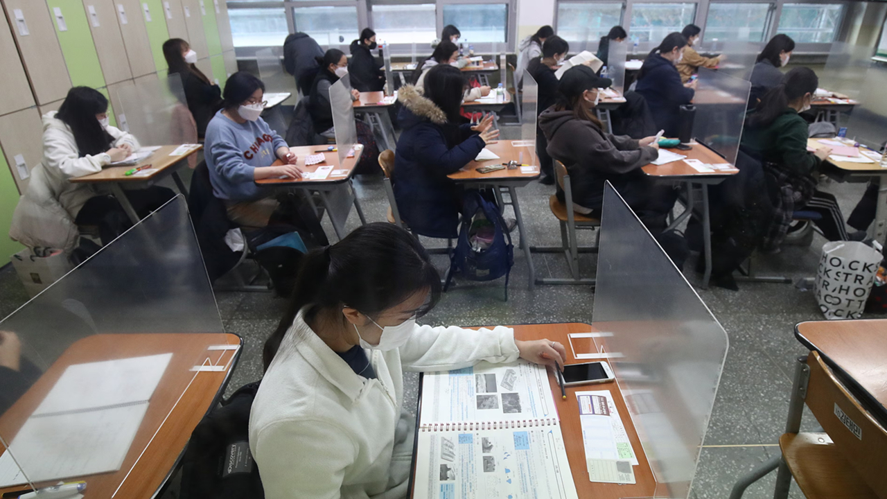 اعتراض گسترده به دشواری کنکور کره جنوبی؛ طراح آزمون زبان انگلیسی استعفا کرد