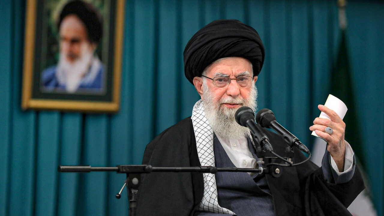 لحظاتی از حضور رهبر انقلاب در منزل خانوادهی شهیدان اعلمی + فیلم