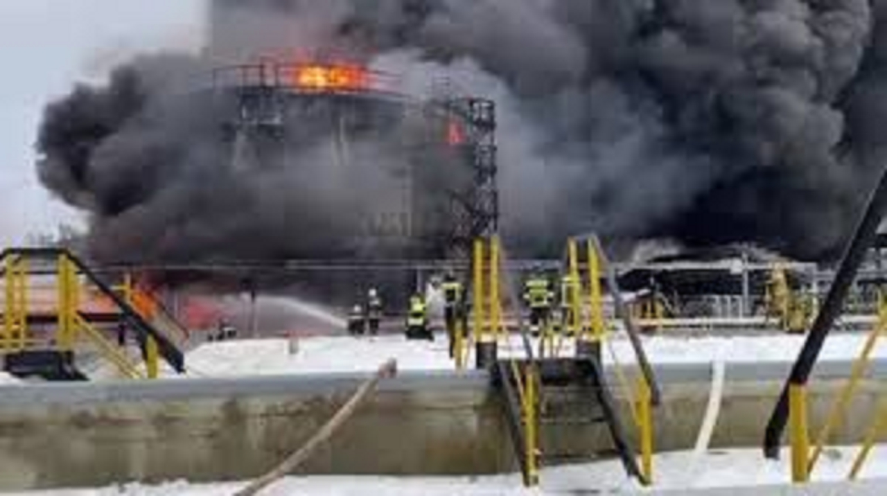 سقوط پهپاد موجب آتشسوزی در پالایشگاه نفت جنوب روسیه شد
