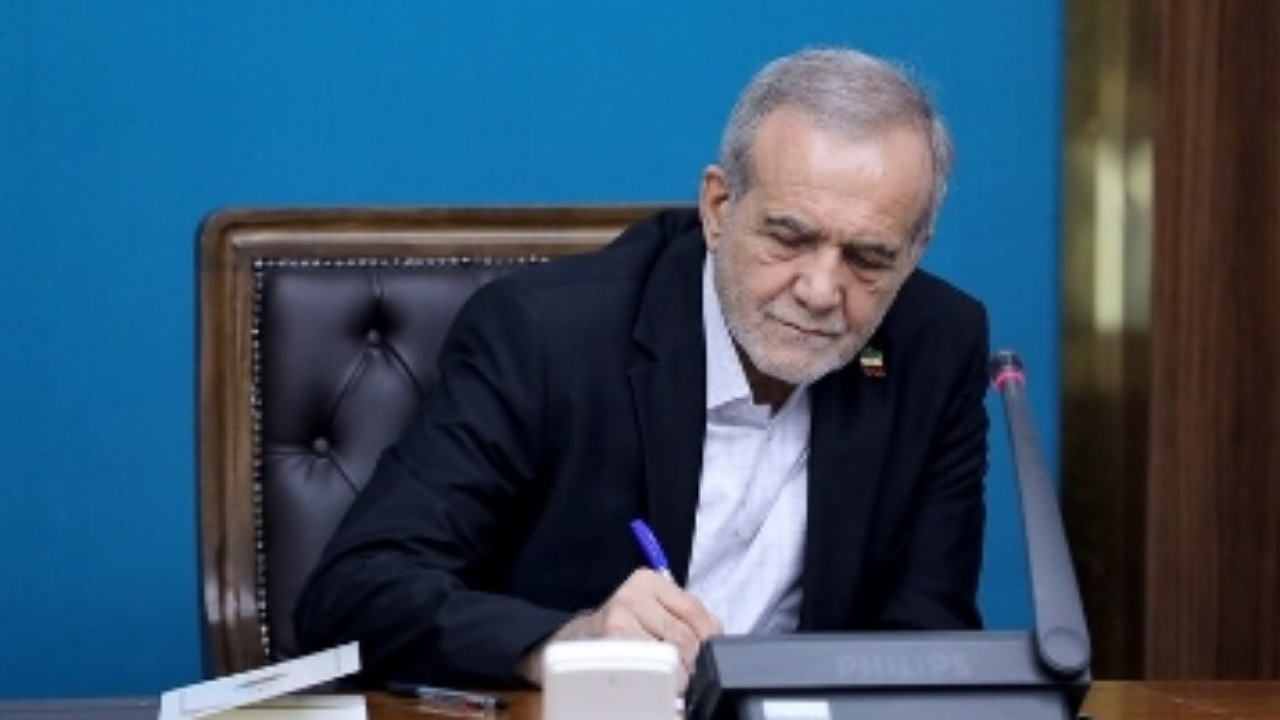 ملتی که می‌خواهد زنده باشد باید کتاب را جدی بگیرد