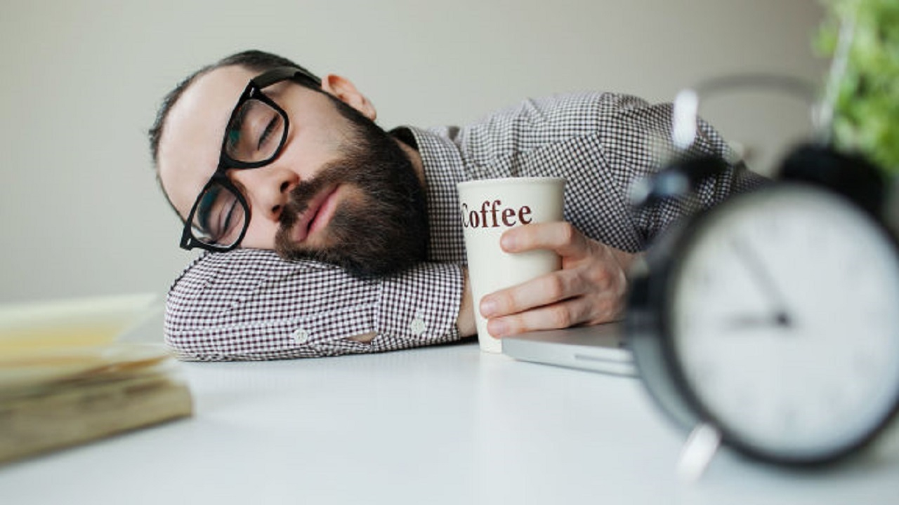 آیا شمردن گوسفندان واقعا کمک می‌کند تا سریع‌تر به خواب بروید؟