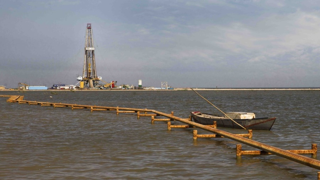 نخستین پمپ درون چاهی میدان آزادگان جنوبی راه اندازی شد/ تولید روزانه ۱۱۰۰ بشکه نفت در روز از میدان آزادگان جنوبی