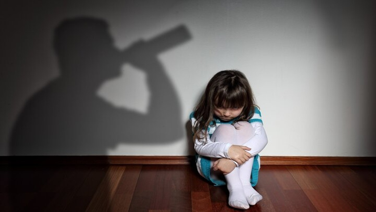 عوامل خانوادگی که فرد را به مصرف الکل می‌کشاند