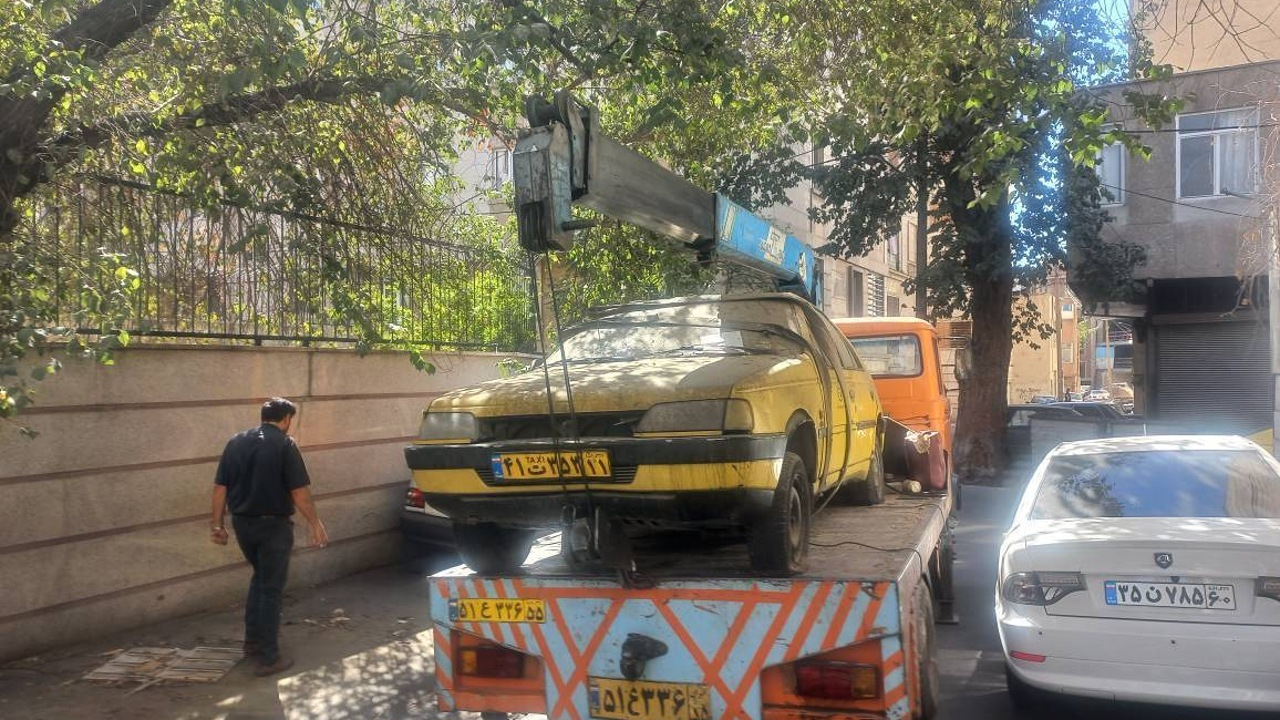 جمعآوری خودروهای اسقاطی در خیابانهای منطقه ۱۰