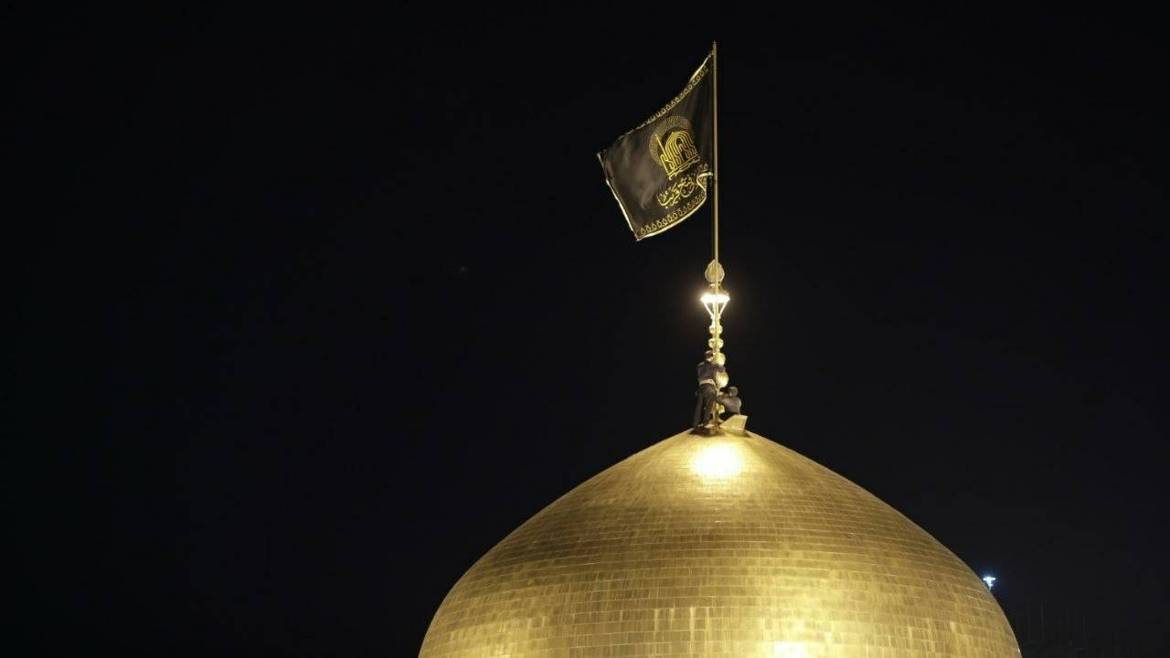 تعویض پرچم گنبد مطهر امام رضا (ع) با نزدیک شدن به ایام عزاداری امام هادی (ع) + فیلم