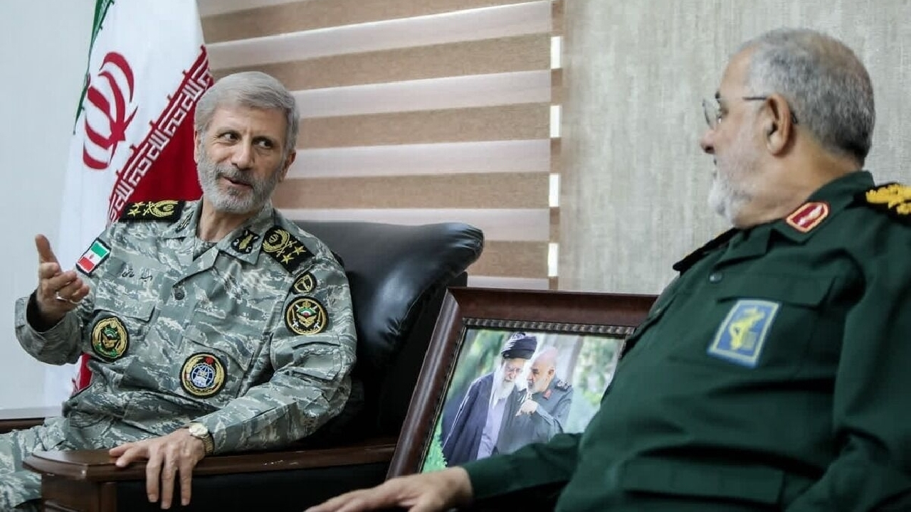 سرلشکر حاتمی: ارتش و سپاه دوشادوش هم برای امنیت ایران تلاش میکنند