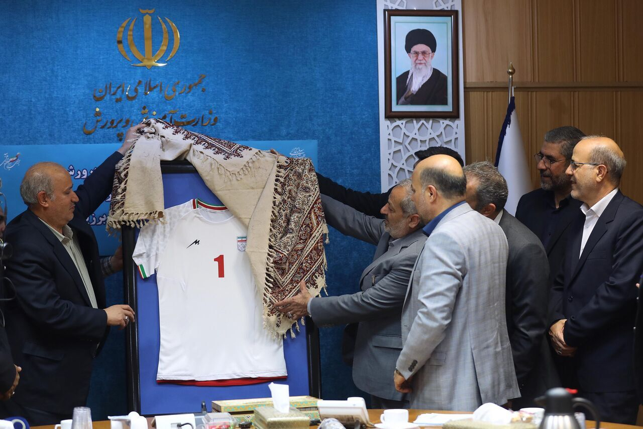 پیراهن تیم ملی فوتسال دانش‌آموزان رونمایی شد/ نگاه راهبردی به ورزش مدارس